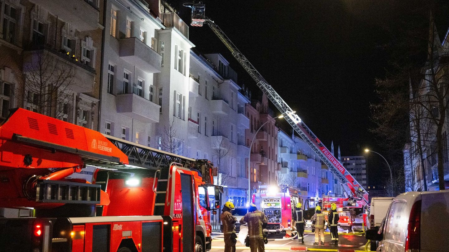 Feuerwehrleute löschen einen Brand in einem Mehrfamilienhaus. (Archivbild) Foto: Christophe Gateau/dpa