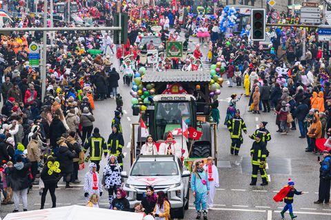 Karneval, wie hier beim Umzug in Cottbus, gehören in Brandenburg nun zu den immateriellen Kulturerben. (Archivbild) Foto: Patric