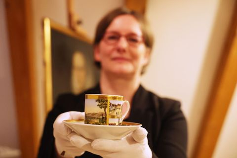 Diese Porzellan-Tasse gehört zu den untersuchten Kulturgütern. Foto: Bodo Schackow/dpa