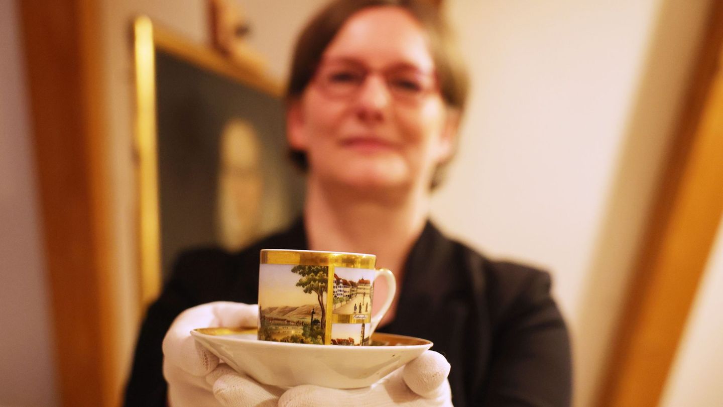 Diese Porzellan-Tasse gehört zu den untersuchten Kulturgütern. Foto: Bodo Schackow/dpa