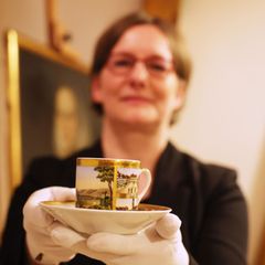 Diese Porzellan-Tasse gehört zu den untersuchten Kulturgütern. Foto: Bodo Schackow/dpa