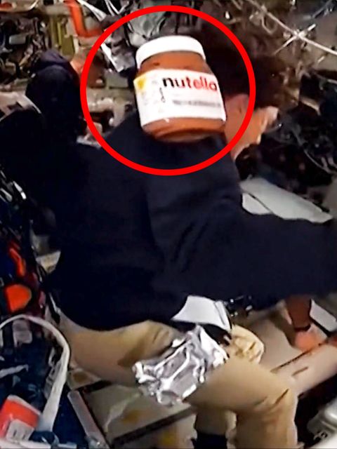 Ein Nutella-Glas schwebt durch eine Raumkapsel im Weltall.