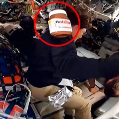 Ein Nutella-Glas schwebt durch eine Raumkapsel im Weltall.