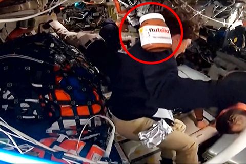 Ein Nutella-Glas schwebt durch eine Raumkapsel im Weltall.