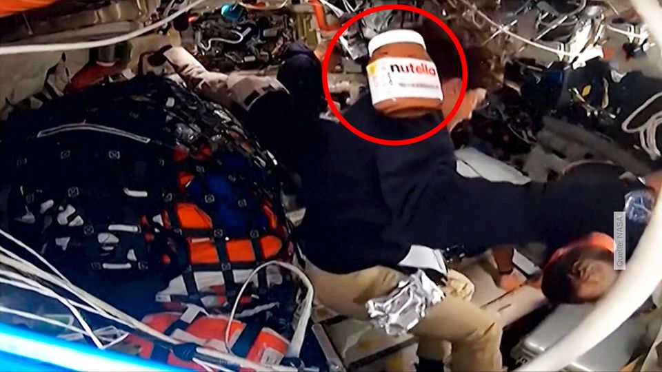 Ein Nutella-Glas schwebt durch eine Raumkapsel im Weltall.