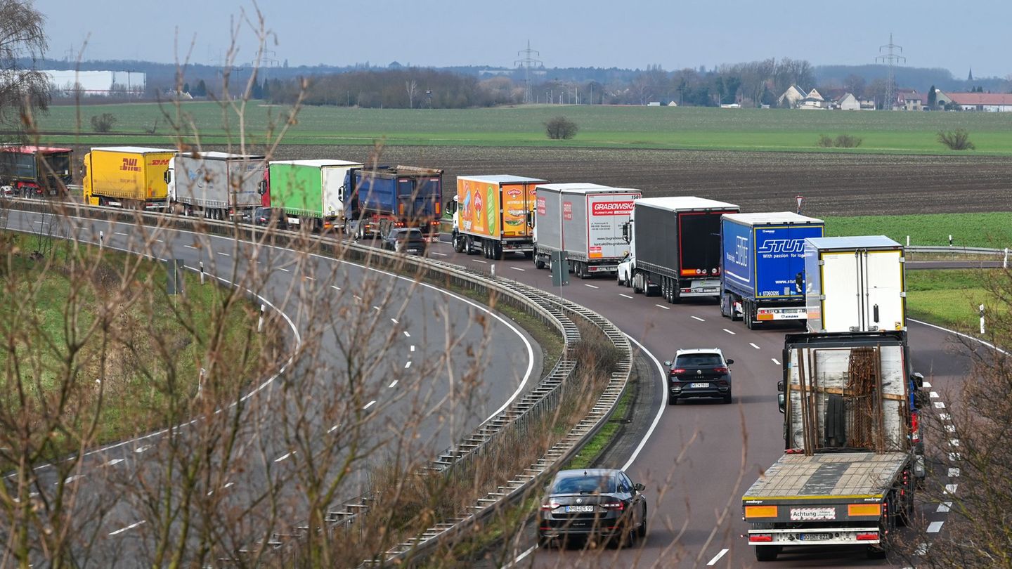 Hohe Dieselpreise setzen das Transportgewerbe zunehmend unter Druck. (Archivbild) Foto: Heiko Rebsch/dpa