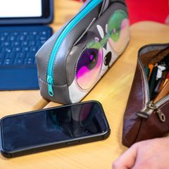 An Thüringer Schulen gelten Einschränkungen für Schülerinnen und Schüler bei der privaten Handynutzung. Nun will das Ministerium