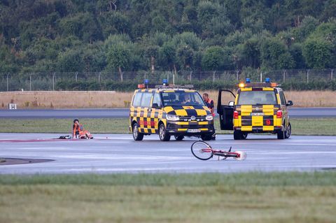 Fast vier Stunden lang konnte wegen der Klima-Blockade kein Flugzeug landen oder starten. (Archivbild) Foto: Bodo Marks/Bodo Mar