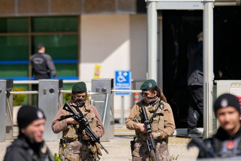 Angreifer und Polizei lieferten sich Schusswechsel Foto: Khalil Hamra/AP/dpa
