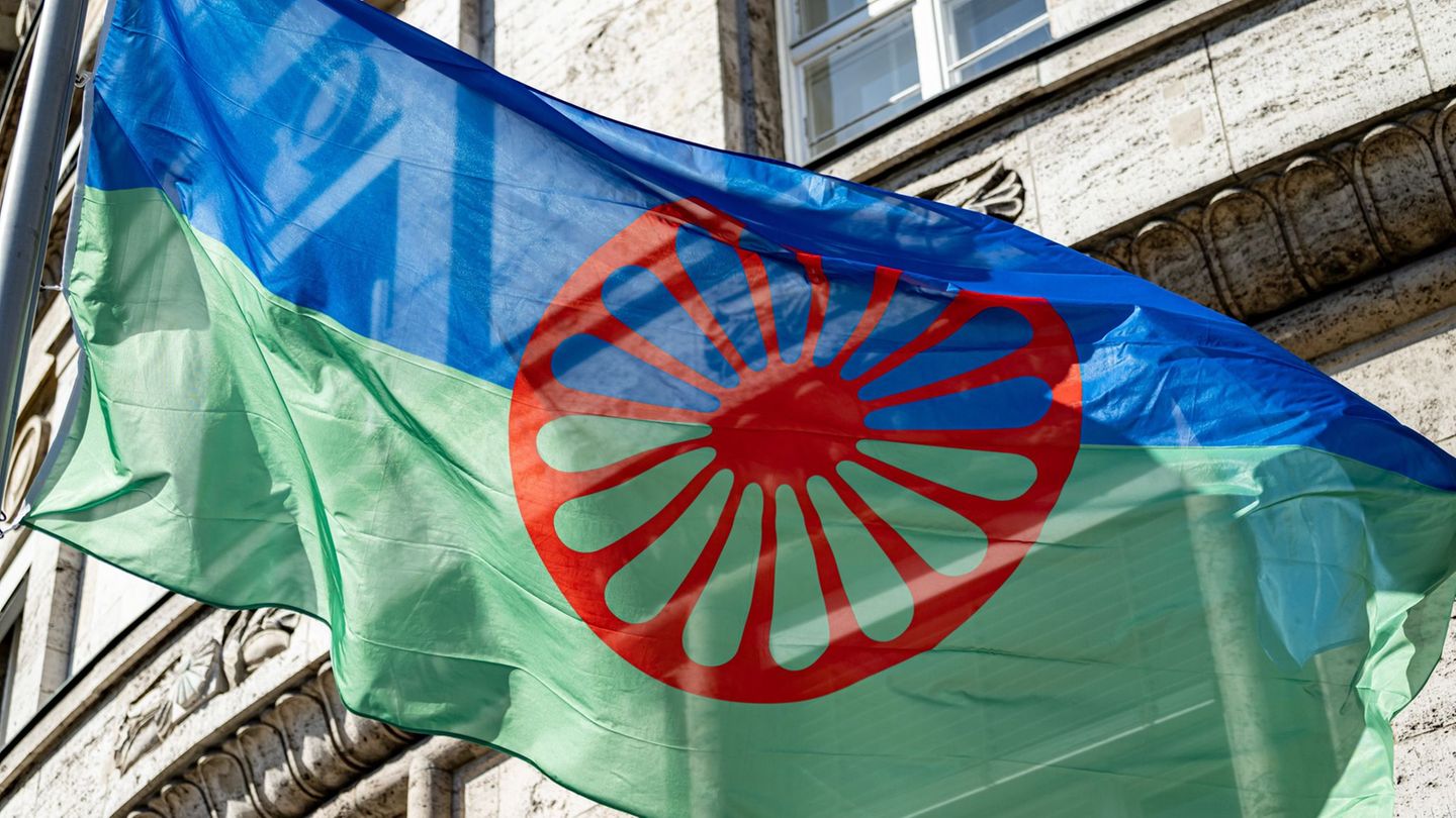 Am Internationalen Roma-Tag wehen in Berlin vielerorts Roma-Flaggen. (Archivbild) Foto: Fabian Sommer/dpa