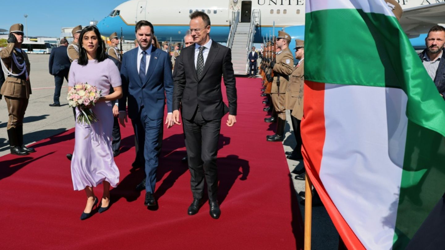 Vance und seine Frau bei der Ankunft in Budapest