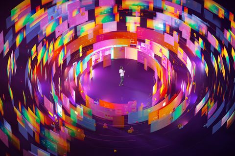 Social Media: Ein Mensch steht in der Mitte von einem Algorithmus-Strudel