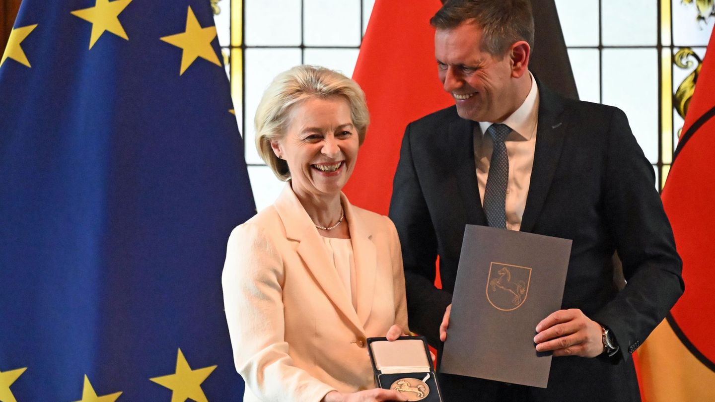 EU-Kommissionspräsidentin von der Leyen und Ministerpräsident Lies bei der Verleihung der Landesmedaille in Hannover. Foto: Shir