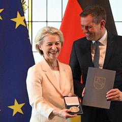 EU-Kommissionspräsidentin von der Leyen und Ministerpräsident Lies bei der Verleihung der Landesmedaille in Hannover. Foto: Shir