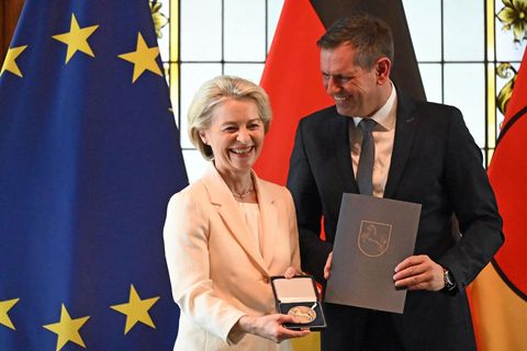 EU-Kommissionspräsidentin von der Leyen und Ministerpräsident Lies bei der Verleihung der Landesmedaille in Hannover. Foto: Shir