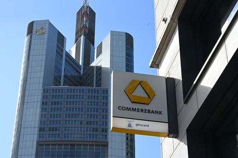 Objekt der Begierde: die Commerzbank. (Archivbild) Foto: Michael Brandt/dpa
