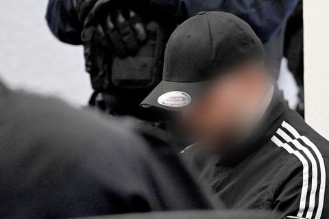 Der Hauptangeklagte (r.) wartet im Landgericht auf den Beginn des Prozesses um Autorennen