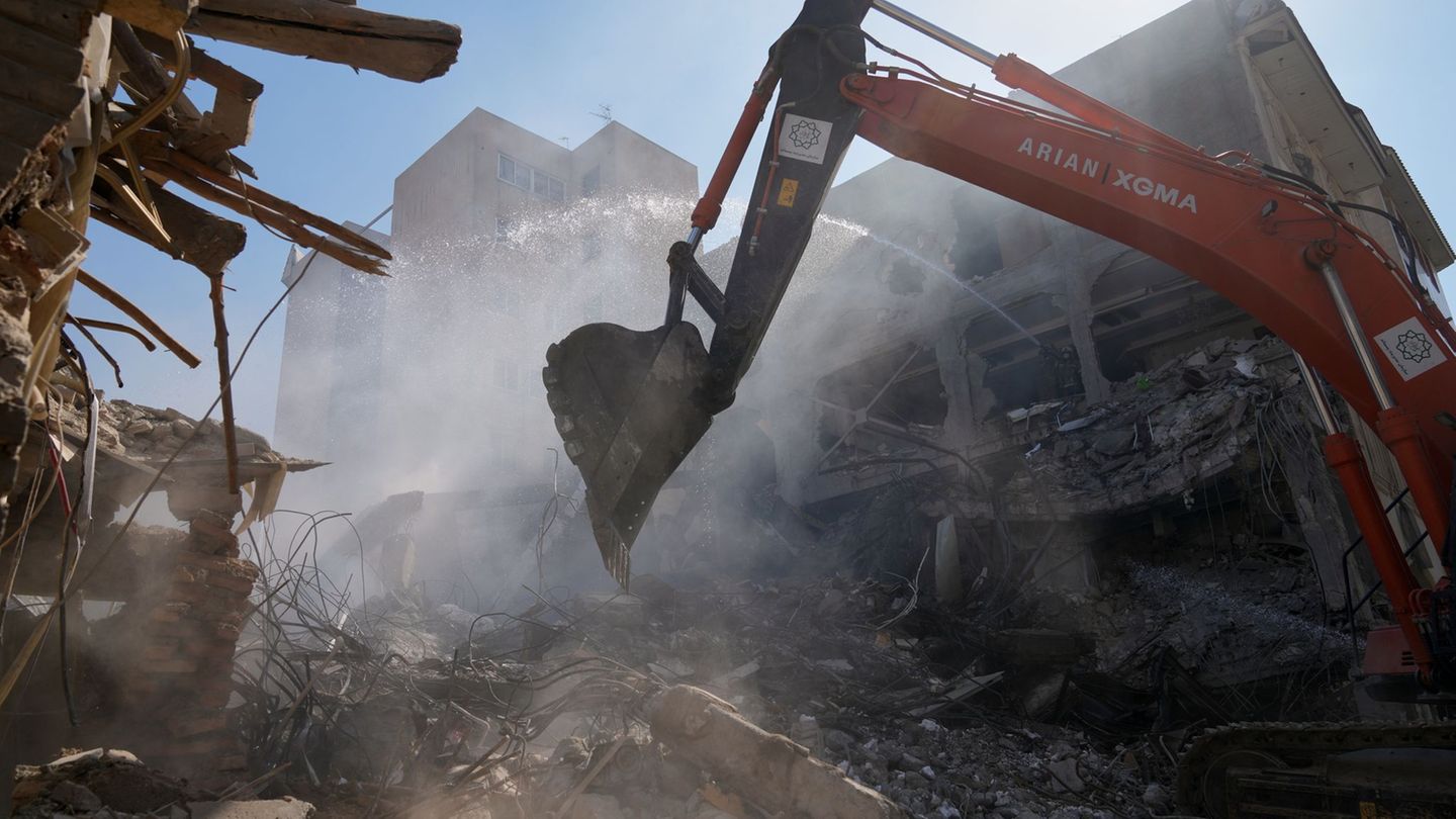 Die Angriffe der USA und Israels sorgen im Iran für schwere Zerstörungen. Foto: Francisco Seco/AP/dpa