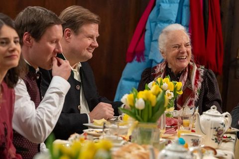 Ursula Erber feiert als Theresa Brunner bei "Dahoam is Dahoam" Ostern im Kreise der Familie.
