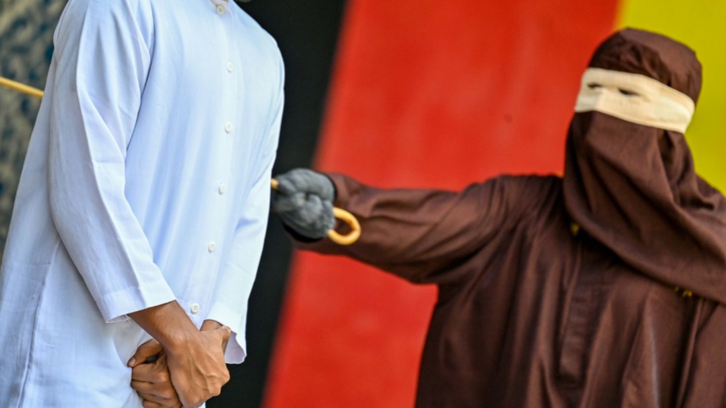 Mann in Aceh wird öffentlich mit Stock geschlagen