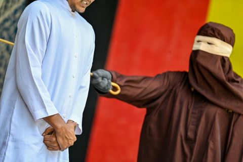 Mann in Aceh wird öffentlich mit Stock geschlagen