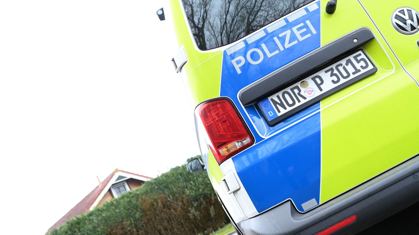 Insgesamt vier Grundstücke eine Familie durchsuchte die Polizei in der ostfriesischen Gemeinde Holtgast – an einem Ort lag eine