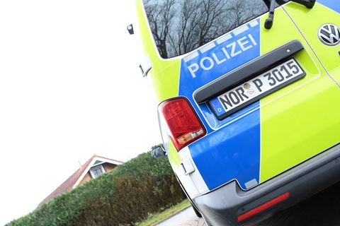Insgesamt vier Grundstücke eine Familie durchsuchte die Polizei in der ostfriesischen Gemeinde Holtgast – an einem Ort lag eine