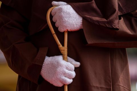 Ein Henker bereitet sich in Indonesien darauf vor, jemanden auszupeitschen