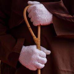 Ein Henker bereitet sich in Indonesien darauf vor, jemanden auszupeitschen