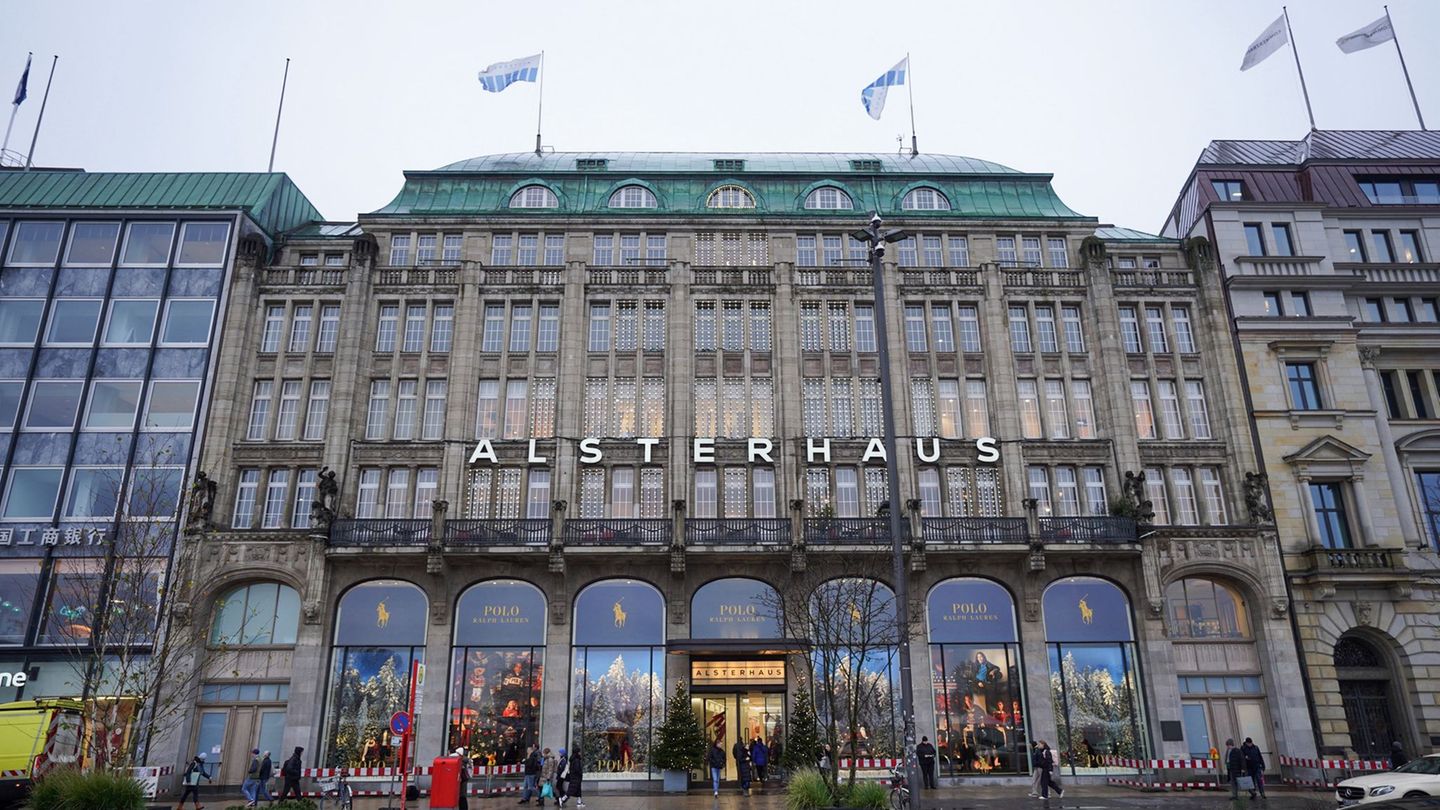 Das Alsterhaus befindet sich seit 1912 am Jungfernstieg in der Hamburger Innenstadt. (Archivbild) Foto: Marcus Brandt/dpa