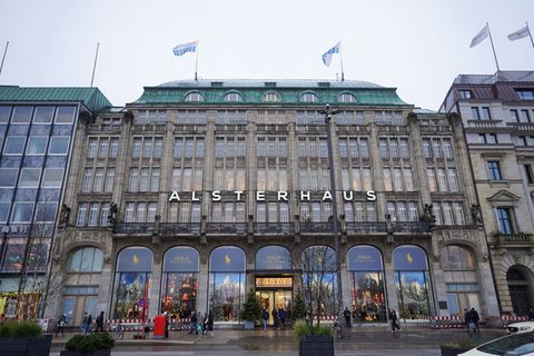 Das Alsterhaus befindet sich seit 1912 am Jungfernstieg in der Hamburger Innenstadt. (Archivbild) Foto: Marcus Brandt/dpa