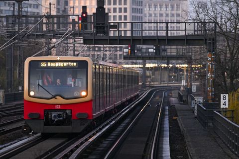 Mehrere Männer einer zwölfköpfigen Gruppe sollen einen Mann in einer S-Bahn niedergeschlagen haben. (Archivbild) Foto: Soeren St