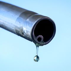 Analog zum Agrardiesel will der Handwerkstag Steuererleichterungen für gewerbliches Tanken. (Symbolbild) Foto: Alain Jocard/AFP/