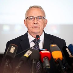 Mecklenburg-Vorpommerns Umweltminister Till Backhaus bei der Pressekonferenz zum Zustand des Wals