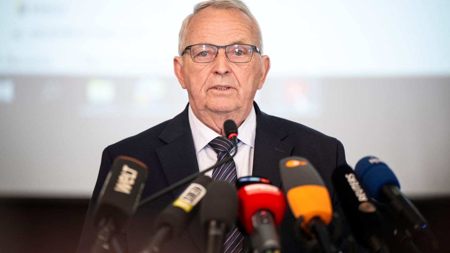 Mecklenburg-Vorpommerns Umweltminister Till Backhaus bei der Pressekonferenz zum Zustand des Wals