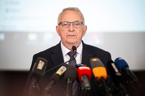 Mecklenburg-Vorpommerns Umweltminister Till Backhaus bei der Pressekonferenz zum Zustand des Wals