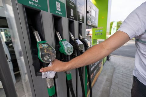 Ein Mann greift an einer Tankstelle in Tschechien zur Zapfpistole. (Archivbild) Foto: Pia Bayer/dpa