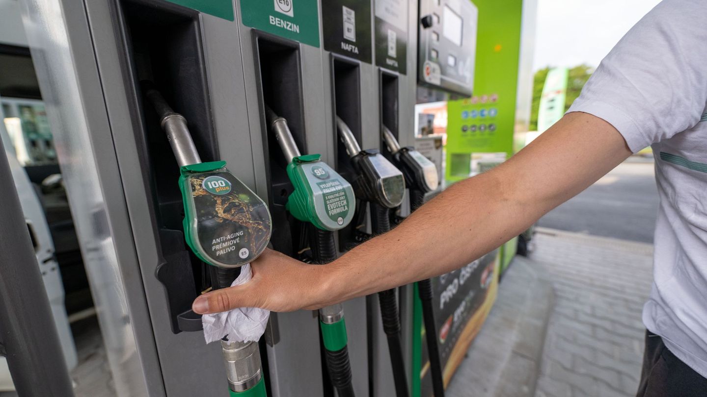 Ein Mann greift an einer Tankstelle in Tschechien zur Zapfpistole. (Archivbild) Foto: Pia Bayer/dpa
