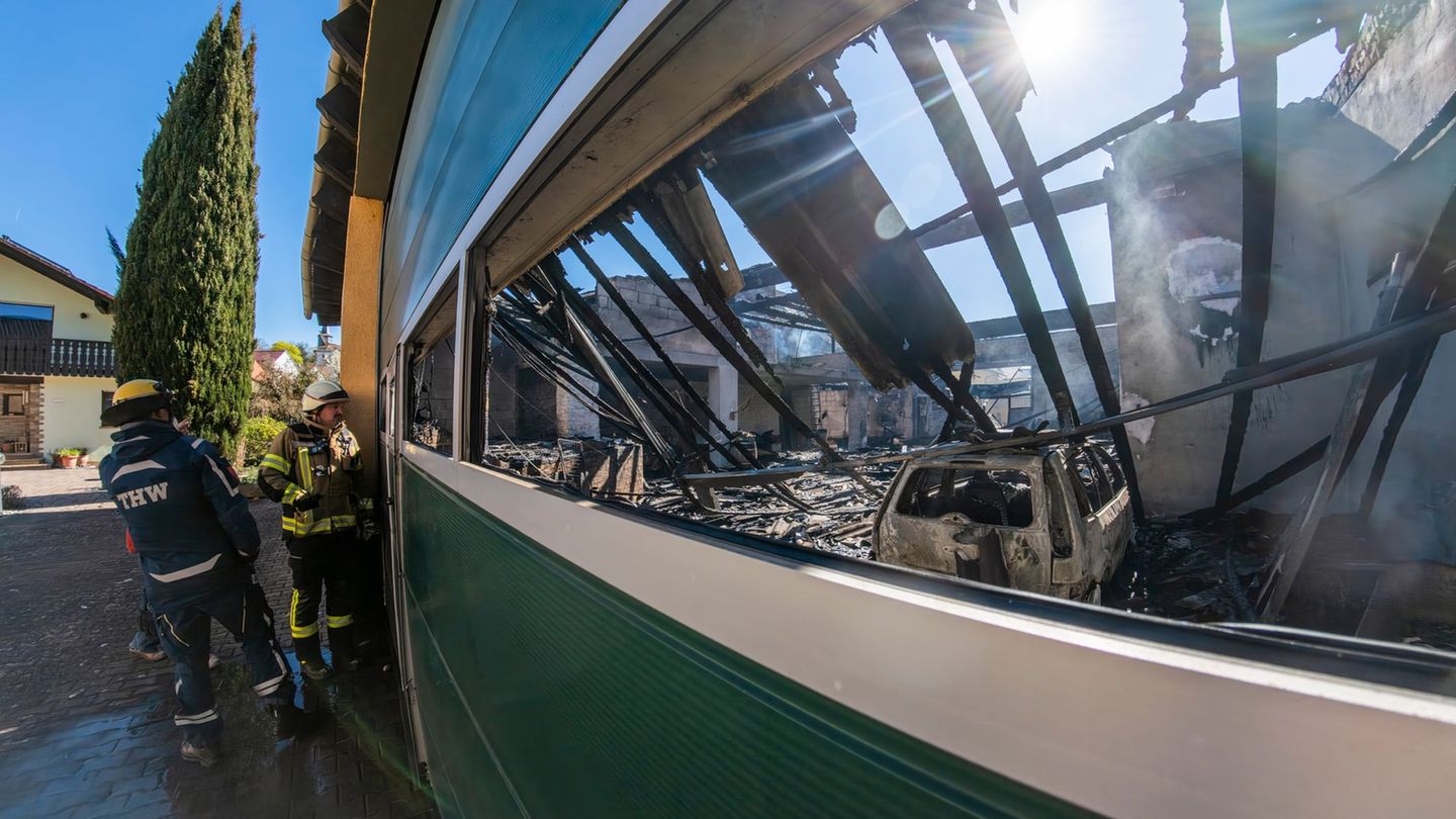 Der Brand brach am Vormittag in der Lagerhalle eines Weinguts aus. Foto: Andreas Arnold/dpa