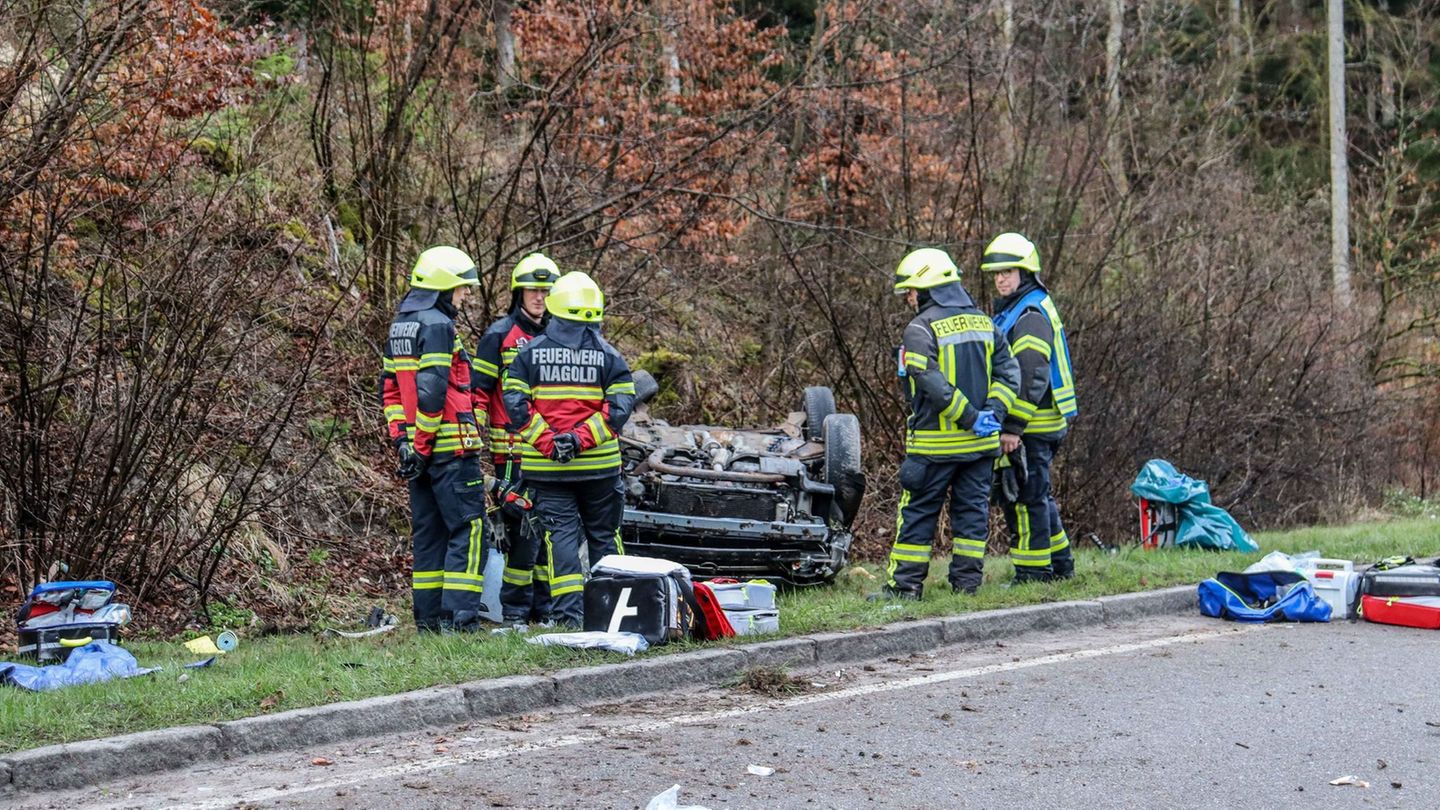 Nach mehreren Überschlägen bleibt der Wagen der jungen Frauen auf dem Dach liegen. Foto: Dettenmeyer/SDMG/dpa