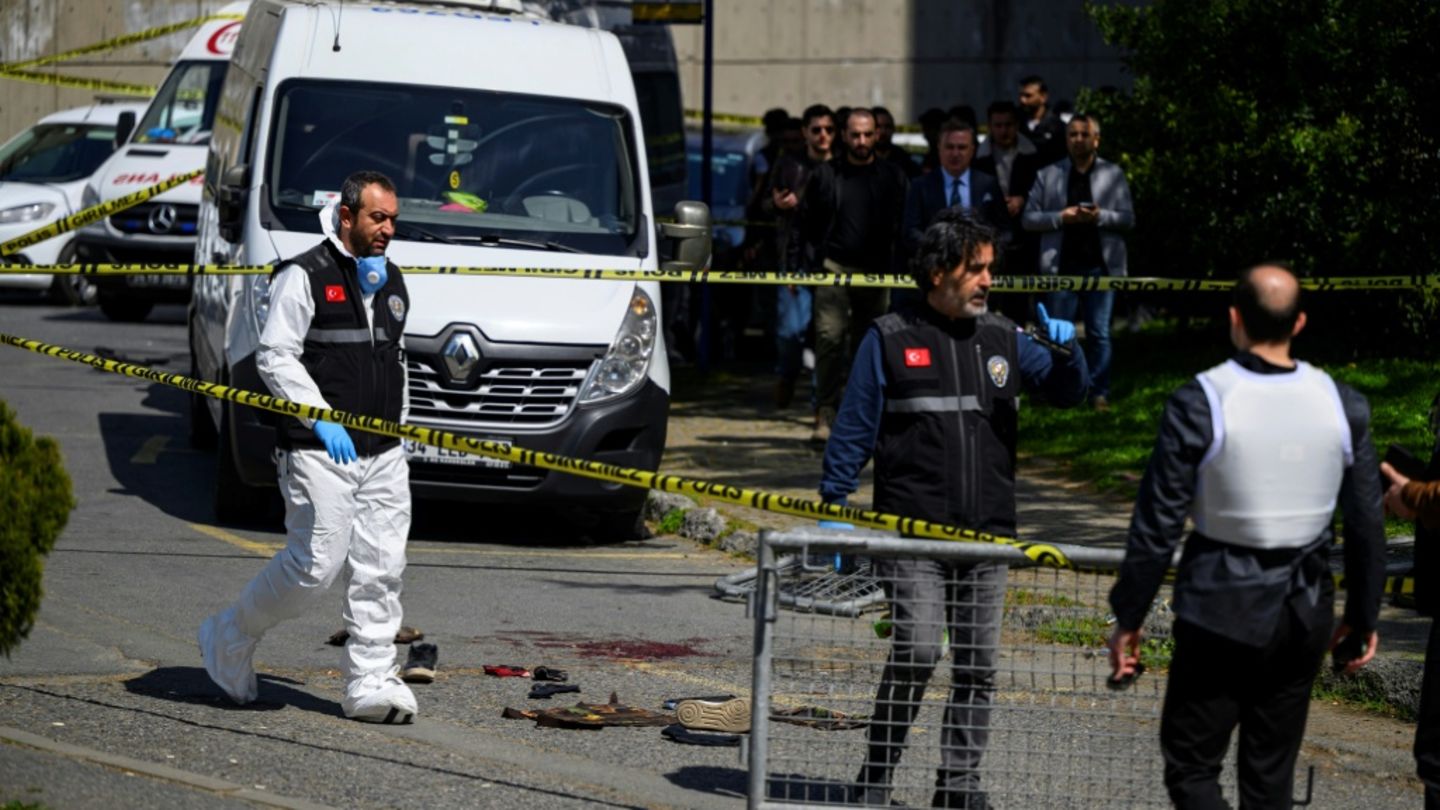 Einsatzkräfte vor der israelischen Vertretung in Istanbul