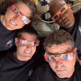 Orion-Raumkapsel, Weltraum. Die Astronauten haben sich Schutzbrillen aufgesetzt, weil sie auf dem Weg rund um den Mond eine Sonnenfinsternis erlebten. Mittlerweile befinden sich die vier Astronauten Christina Koch (v.l.n.r.), Jeremy Hansen, Reid Wiseman und Victor Glover auf dem Rückflug zur Erde.