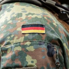 Die deutsche Fahne auf der Uniform eines Soldaten der Bundeswehr