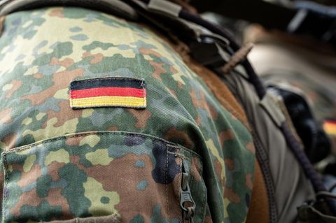 Die deutsche Fahne auf der Uniform eines Soldaten der Bundeswehr
