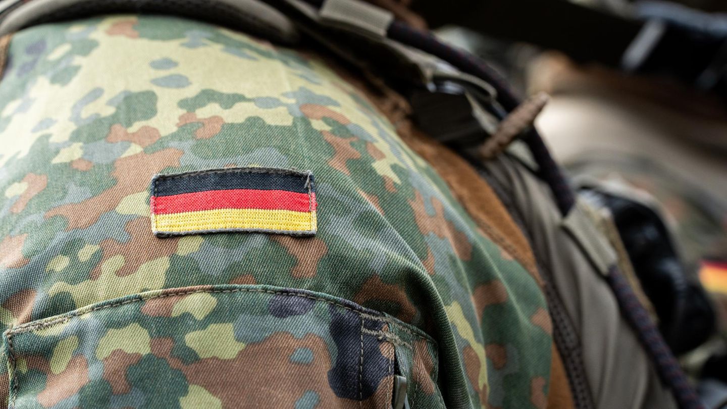 Die deutsche Fahne auf der Uniform eines Soldaten der Bundeswehr