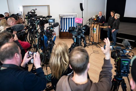 Umweltminister Till Backhaus (SPD) und Experten gaben auf der Insel Poel aktuelle Erkenntnisse bekannt. Foto: Philip Dulian/dpa