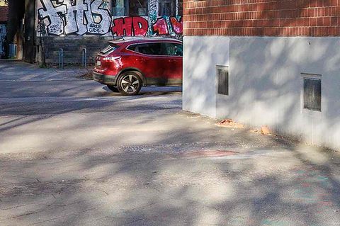 Rettungskräfte wurden am Montag zum Berliner Vinetaplatz alarmiert. Foto: Carsten Koall/dpa