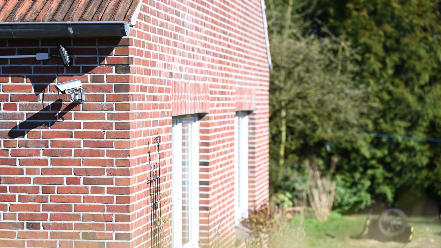 Tatort in Ostfriesland: Polizei entdeckt vergrabene Leiche – Familie unter Verdacht