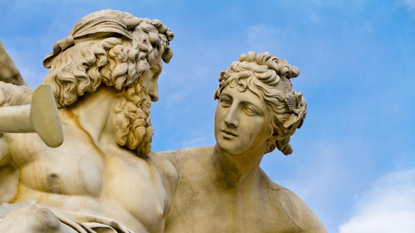 Zwei Steinstatuen schauen sich an