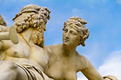 Zwei Steinstatuen schauen sich an